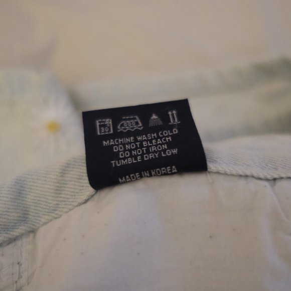 High-Waisted Daisy Embroidered Denim Shorts - Picture 5 of 6